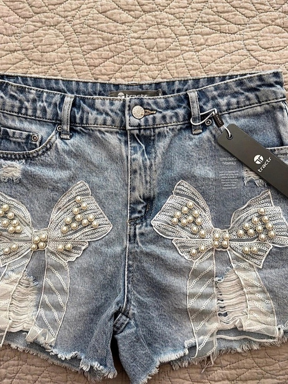 Tractr Faux-Pearl Bow-Accented Denim Shorts Embellished Jean Shorts in Blue Size
